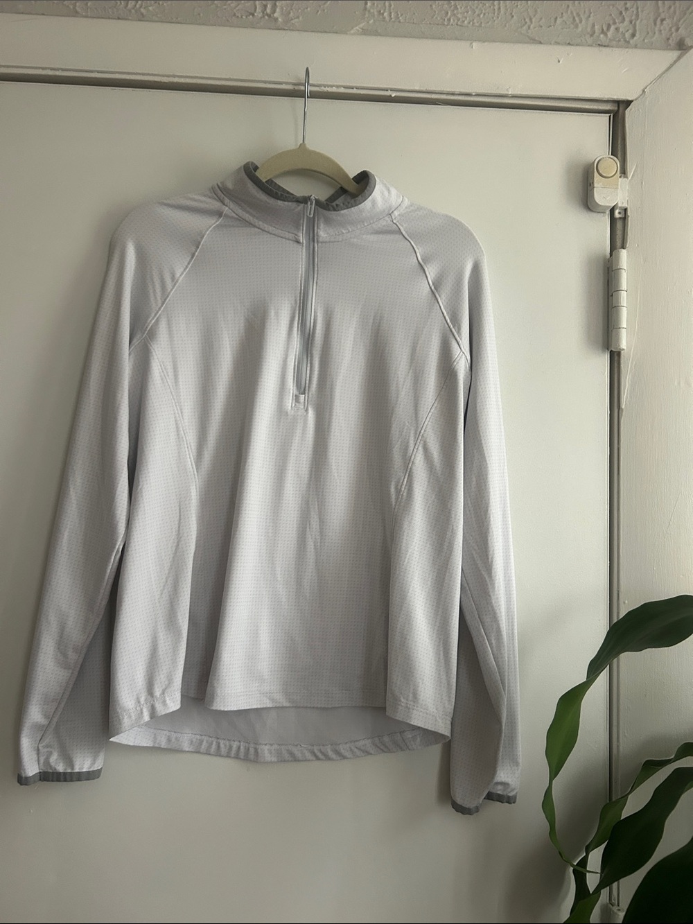 Under Armour Light Gray/White Women's Long Sleeve 1/4 Zip Pullover